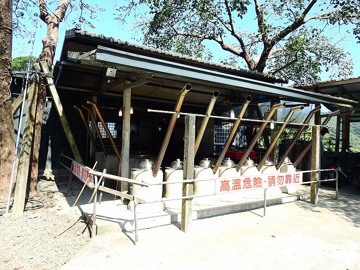 查勘關子嶺24家甕缸雞，我們30幾人選擇了竹香園甕缸雞。