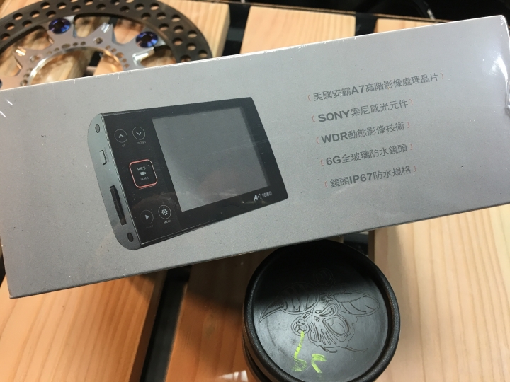 [開箱] 銨鉑机店 AMBER AD1080 前後雙鏡頭行車紀錄器