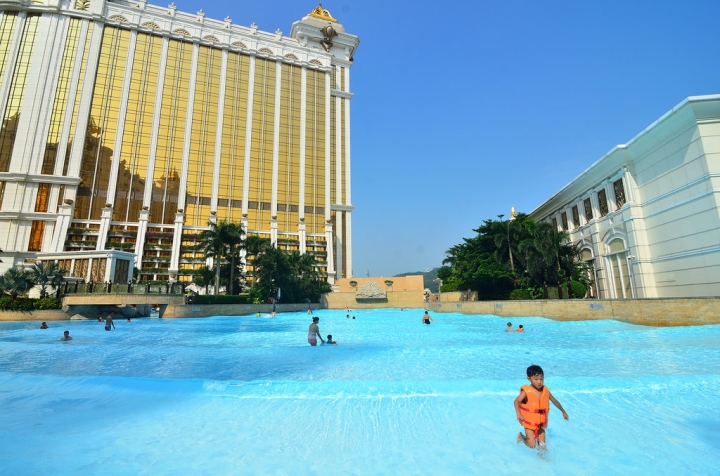 [ 澳門親子遊。飯店 ] 帶小孩必住澳門銀河酒店的天浪淘園，有著全球最長的空中激流+超刺激的衝天激流(房價只要4000多台幣）
