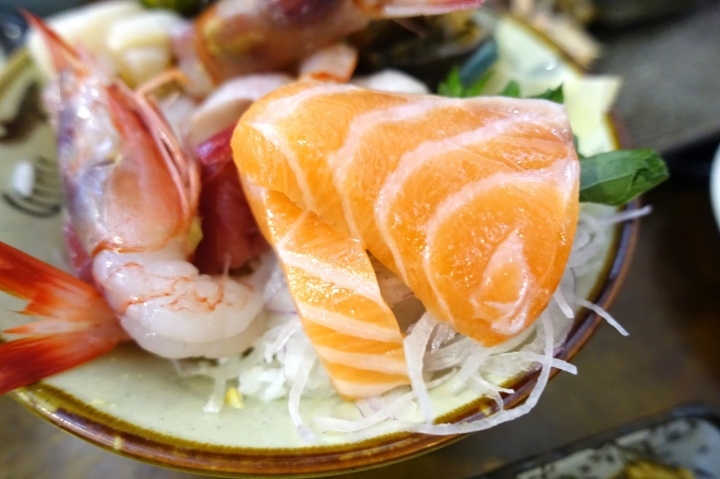 [食記] 畔の食堂。驚喜感十足的生魚片丼飯 用料超好的平價日式料理--鮑魚干貝丼、山藥四色丼(小巨蛋站)