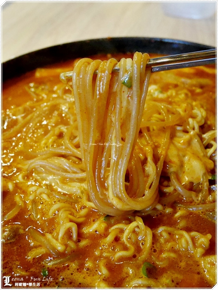 【台中 西屯】首爾必吃美食，不用出國，就能吃到原汁原味韓式年糕鍋。三清洞摩西年糕鍋（逢甲商圈旁）