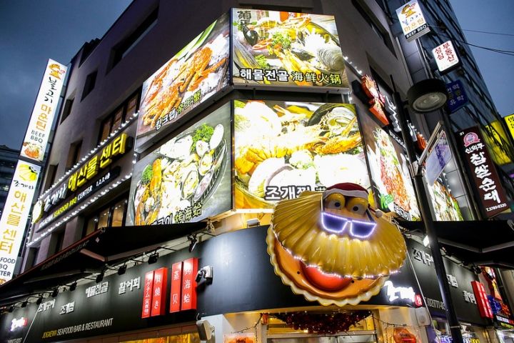 【玩 韓國】首爾 明洞명동 "조개와 貝殼哥"必吃超狂海鮮鐵盆鍋。來明洞就是要吃海鮮啊~