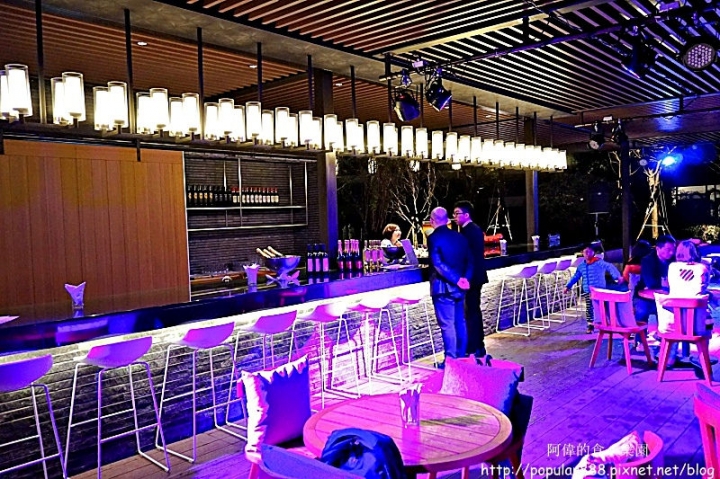 【桃園住宿】<大溪笠復威斯汀渡假酒店>每週五六及國訂假日推出晚間池畔吧!『儷軒』中餐廳的酸菜白肉鍋、牛肉麵超級好吃!