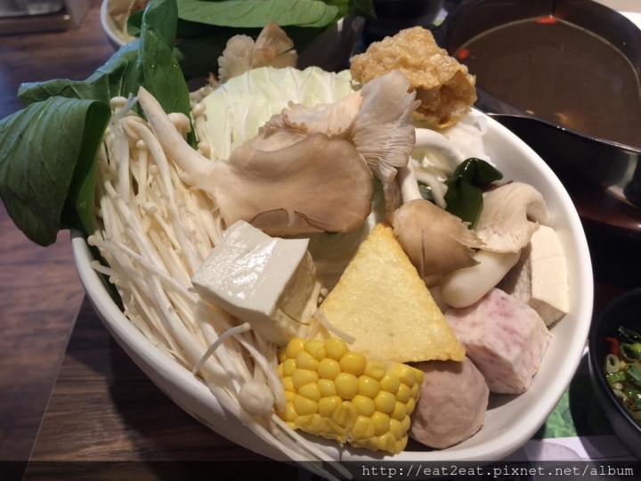 【新北板橋】重慶路 鼎川霖鍋物/8種湯底任選不加價/電磁爐共用鴛鴦鍋設計/大推雞腿塊、綜合魚片