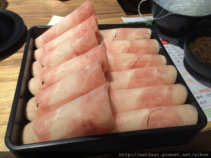 【新北板橋】重慶路 鼎川霖鍋物/8種湯底任選不加價/電磁爐共用鴛鴦鍋設計/大推雞腿塊、綜合魚片