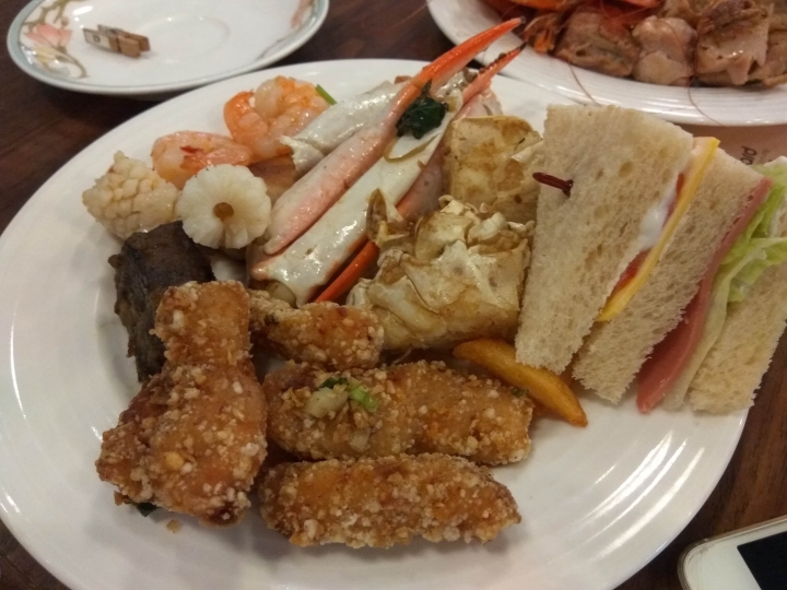 [歐式自助餐/下午茶]台中市福華飯店2F美樂琪餐廳下午茶食記~~ 蝦蟹多~甜點很好吃~~很推!