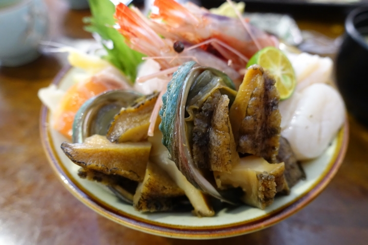 [食記] 畔の食堂。驚喜感十足的生魚片丼飯 用料超好的平價日式料理--鮑魚干貝丼、山藥四色丼(小巨蛋站)