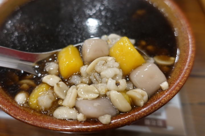 [食記] 豆花朴(中和店)。料好實在的有機豆花、燒仙草、芝麻糊! 健康取向的養身甜品!