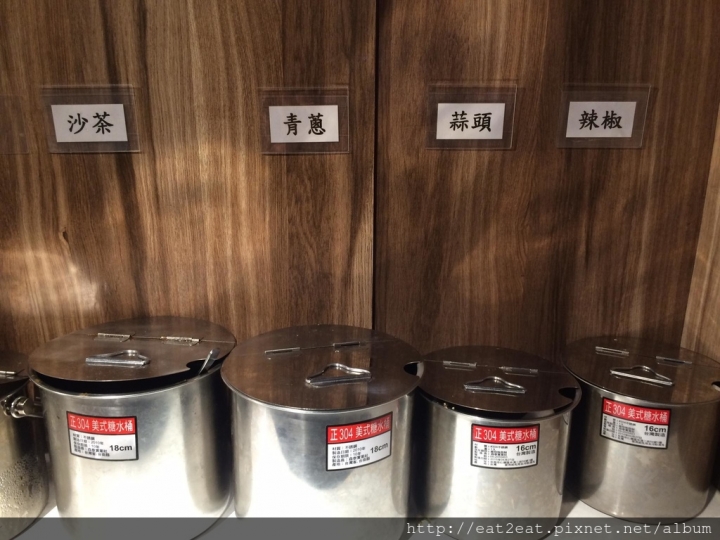 【新北板橋】重慶路 鼎川霖鍋物/8種湯底任選不加價/電磁爐共用鴛鴦鍋設計/大推雞腿塊、綜合魚片