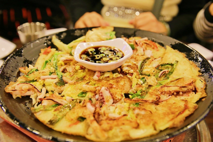 【玩 韓國】首爾 明洞명동 "조개와 貝殼哥"必吃超狂海鮮鐵盆鍋。來明洞就是要吃海鮮啊~