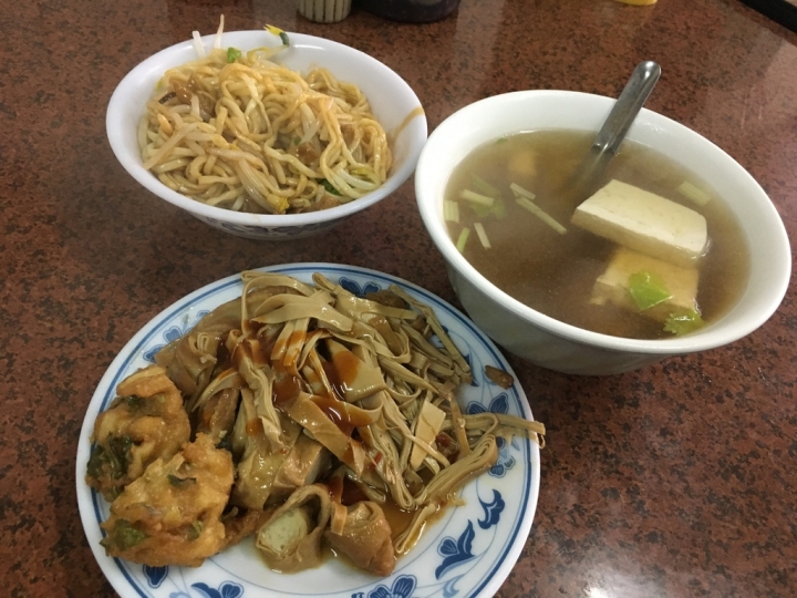 【美食。食記】彰化 永安街 誠意十足 滷菜不俗 阿桃素食 素食麵 菜麵 味素