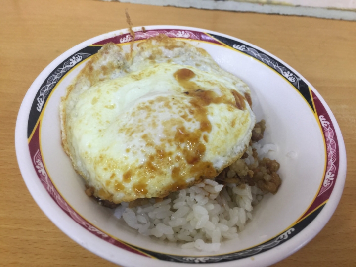 【食記】捷運西門站/西門町美食。天天利美食坊~半熟蛋滷肉飯好好吃阿