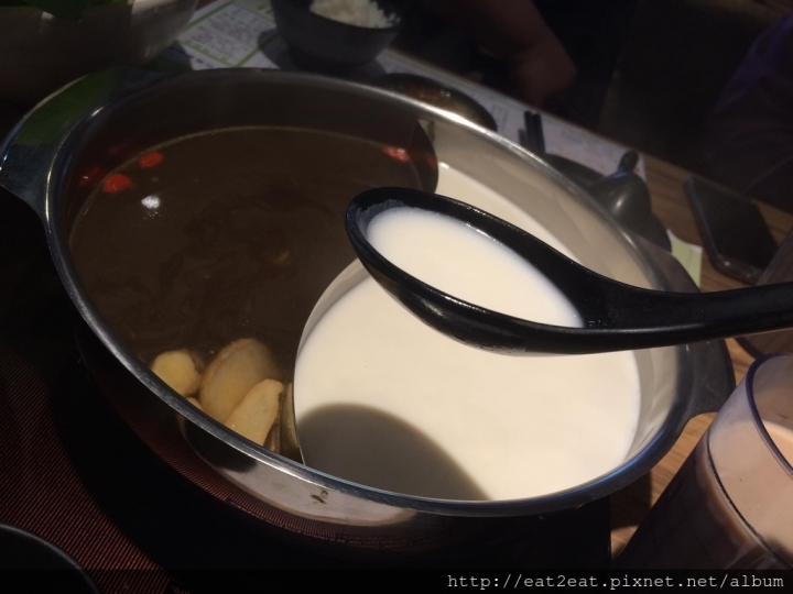 【新北板橋】重慶路 鼎川霖鍋物/8種湯底任選不加價/電磁爐共用鴛鴦鍋設計/大推雞腿塊、綜合魚片