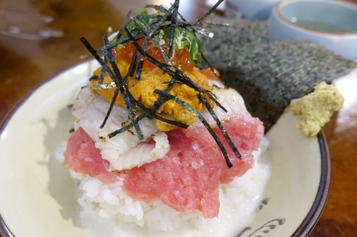 [食記] 畔の食堂。驚喜感十足的生魚片丼飯 用料超好的平價日式料理--鮑魚干貝丼、山藥四色丼(小巨蛋站)