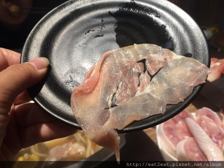 【新北板橋】重慶路 鼎川霖鍋物/8種湯底任選不加價/電磁爐共用鴛鴦鍋設計/大推雞腿塊、綜合魚片