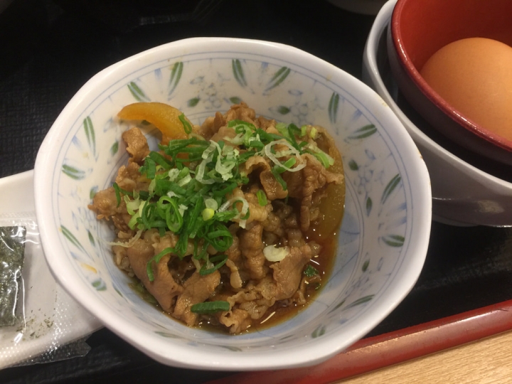 【食記】捷運台北車站。すき家(SUKIYA)站前店~來吃日式早餐拉