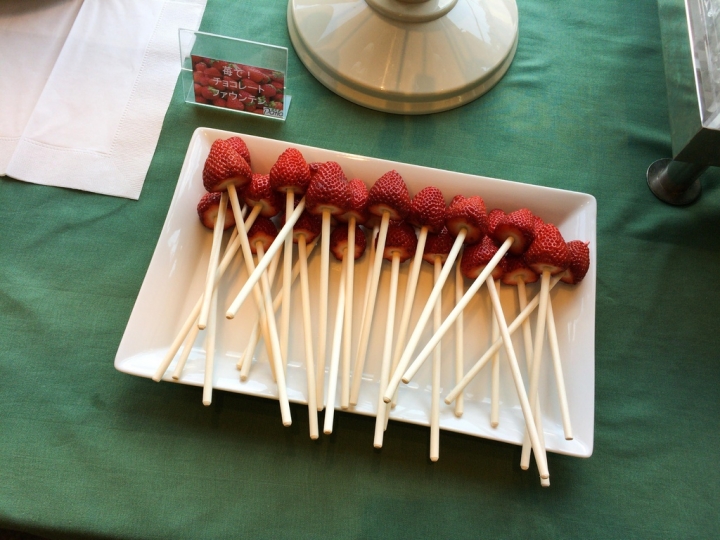 【美食。食記】東京 國際展示場 食材不俗 長輩適合 創菜Patio 台場 草莓 吃到飽 飯店 Buffet 推薦