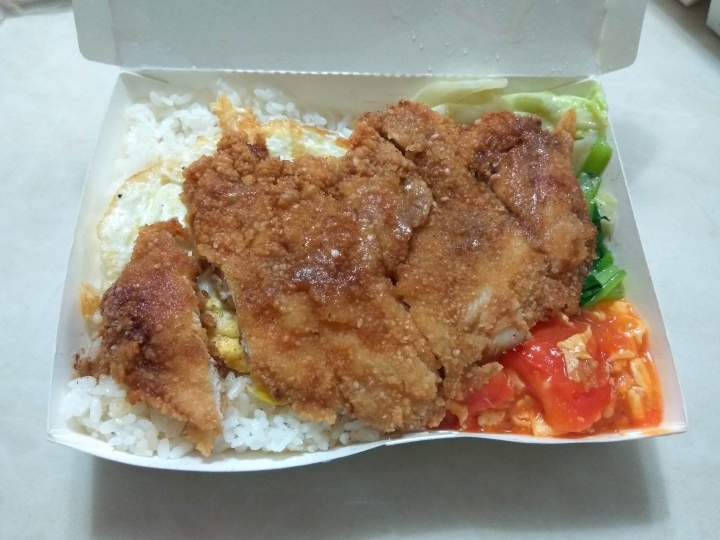 [雞腿/排骨/雞排便當]彰化市~彰化排骨~近建國科技大學~便當食記~排隊的人潮不少~排骨不錯吃