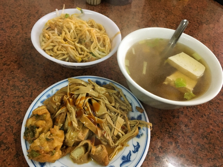 【美食。食記】彰化 永安街 誠意十足 滷菜不俗 阿桃素食 素食麵 菜麵 味素