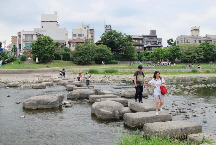 【Kyoto．走跳】京都哲學之道的夏日漫遊.鴨川跳烏龜與先斗町美味擔擔麵