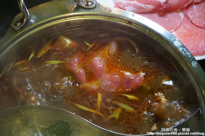 【南京復興】私宅打邊爐-港式火鍋始組,麻辣香濃溫潤、白鍋加咖哩後變身另一種風味。隱身老公寓,美味十年不墜!
