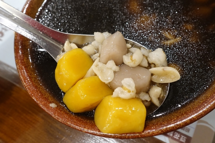 [食記] 豆花朴(中和店)。料好實在的有機豆花、燒仙草、芝麻糊! 健康取向的養身甜品!