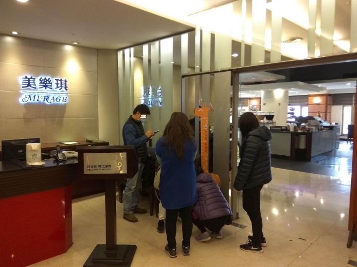 [歐式自助餐/下午茶]台中市福華飯店2F美樂琪餐廳下午茶食記~~ 蝦蟹多~甜點很好吃~~很推!