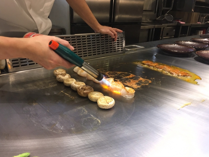 [活海鮮鐵板燒]台中大江戶町食記~日式料理風~漁市場重現~龍蝦界勞斯萊斯~玫瑰/黃金龍蝦~上等青口鰻~老饕牛肉~CP值高!
