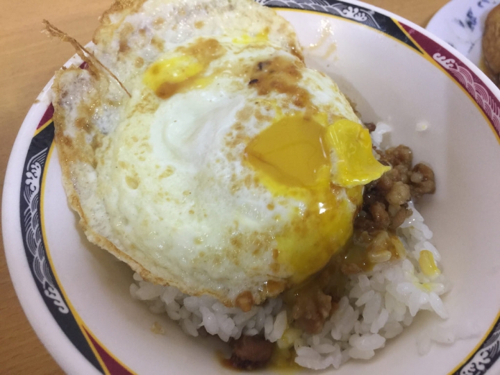 【食記】捷運西門站/西門町美食。天天利美食坊~半熟蛋滷肉飯好好吃阿