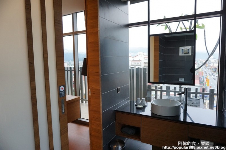 【宜蘭市】<悅川酒店>2017全新開幕的親子酒店,有超大的遊戲室,還有豐富藏書,每間客房也都有文學名著;兼具休閒與人文知性的漂亮酒店。