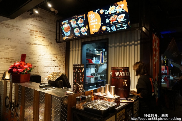 【市府站】王品集團全新品牌，使用美國Choice牛排以"舒肥法"讓牛排極軟嫩，外加水波蛋及蔬菜，一份牛排飯吃到撐！