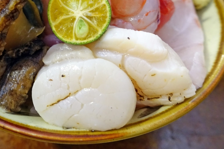 [食記] 畔の食堂。驚喜感十足的生魚片丼飯 用料超好的平價日式料理--鮑魚干貝丼、山藥四色丼(小巨蛋站)