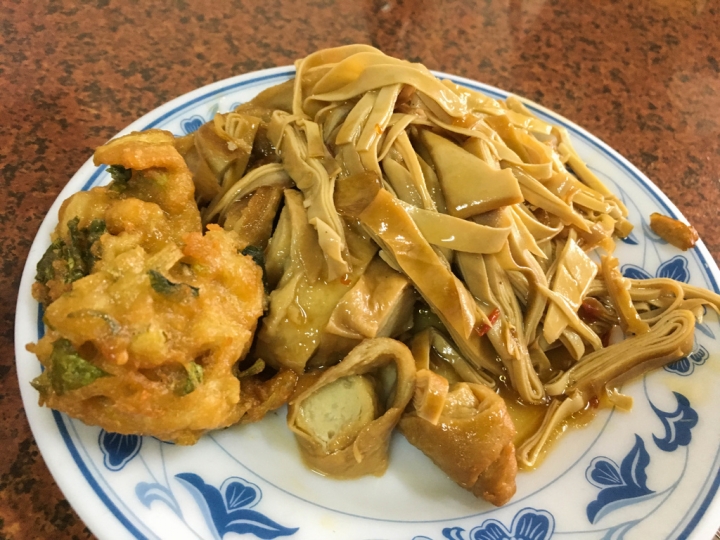 【美食。食記】彰化 永安街 誠意十足 滷菜不俗 阿桃素食 素食麵 菜麵 味素