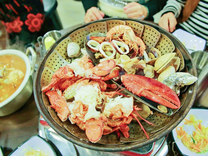 【玩 韓國】首爾 明洞명동 "조개와 貝殼哥"必吃超狂海鮮鐵盆鍋。來明洞就是要吃海鮮啊~