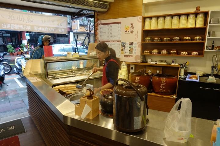 [食記] 豆花朴(中和店)。料好實在的有機豆花、燒仙草、芝麻糊! 健康取向的養身甜品!