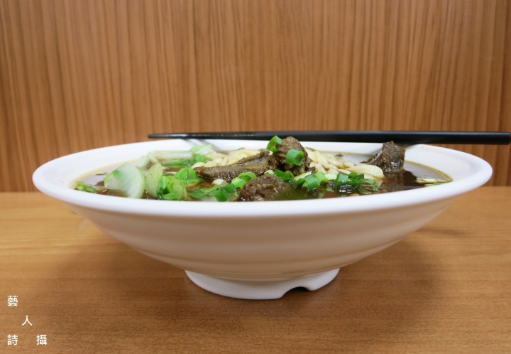 一碗80元的石牌十二號牛肉麵