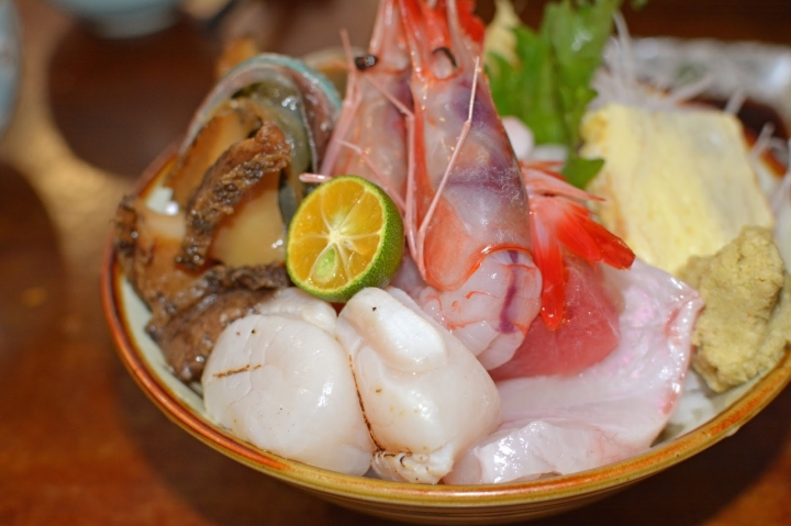 [食記] 畔の食堂。驚喜感十足的生魚片丼飯 用料超好的平價日式料理--鮑魚干貝丼、山藥四色丼(小巨蛋站)