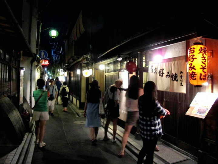 【Kyoto．走跳】京都哲學之道的夏日漫遊.鴨川跳烏龜與先斗町美味擔擔麵