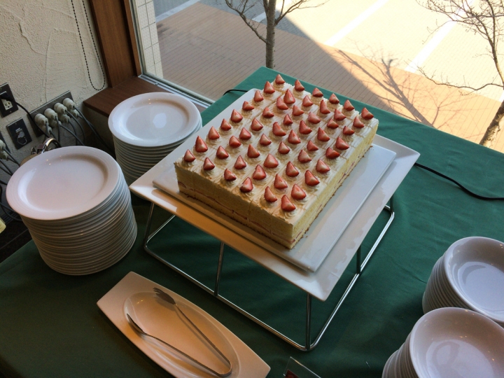 【美食。食記】東京 國際展示場 食材不俗 長輩適合 創菜Patio 台場 草莓 吃到飽 飯店 Buffet 推薦