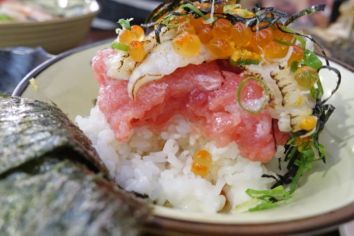 [食記] 畔の食堂。驚喜感十足的生魚片丼飯 用料超好的平價日式料理--鮑魚干貝丼、山藥四色丼(小巨蛋站)