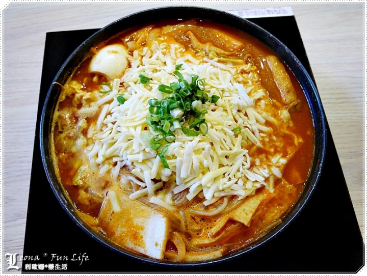 【台中 西屯】首爾必吃美食，不用出國，就能吃到原汁原味韓式年糕鍋。三清洞摩西年糕鍋（逢甲商圈旁）