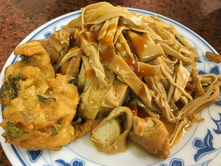 【美食。食記】彰化 永安街 誠意十足 滷菜不俗 阿桃素食 素食麵 菜麵 味素