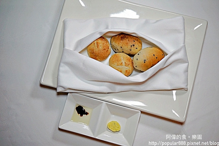 【松江南京站】 <香頌私宅洋樓>台北神秘私廚餐廳，帶點南洋風的兩層樓白色洋房，供應頂級美味料理與美酒，非常棒的用餐經驗！
