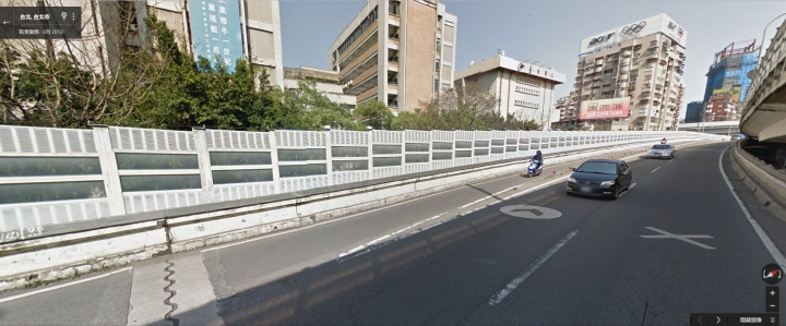 請問機車走建國高架機車道下橋後要左轉忠孝東路需要待轉嗎??