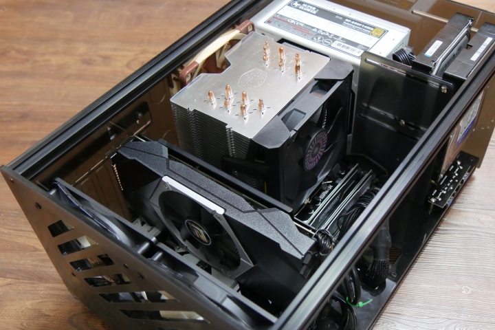 目前最小的ATX全透機殼GEEEK T810