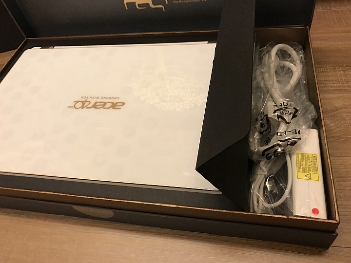 [開箱分享] 40 週年版 ACER Aspire V3-372-714K