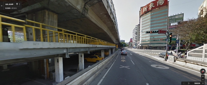 請問機車走建國高架機車道下橋後要左轉忠孝東路需要待轉嗎??