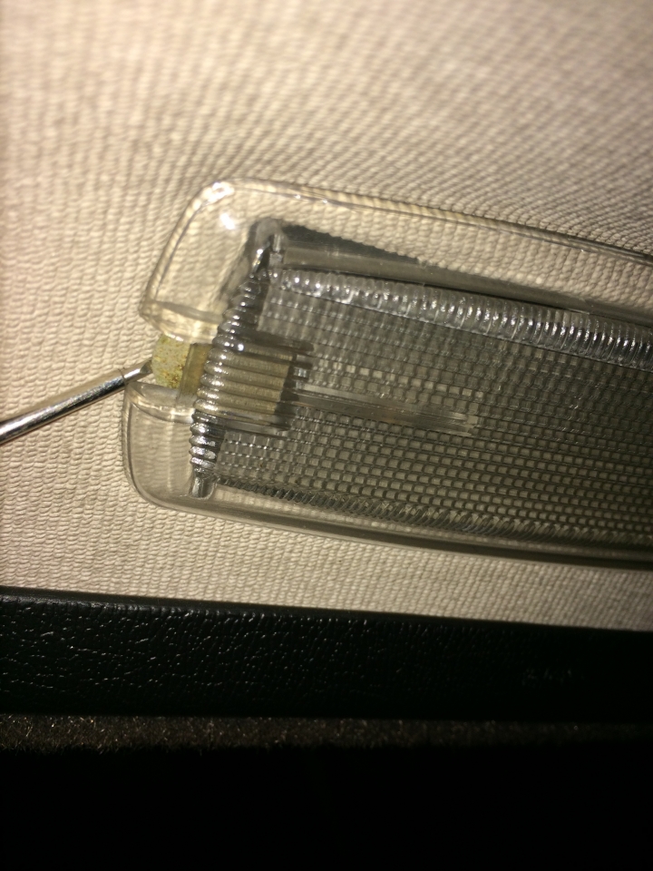 [DIYer] E30室內燈更換(點煙器座 室內燈 牌照燈 手套箱燈 後箱燈)