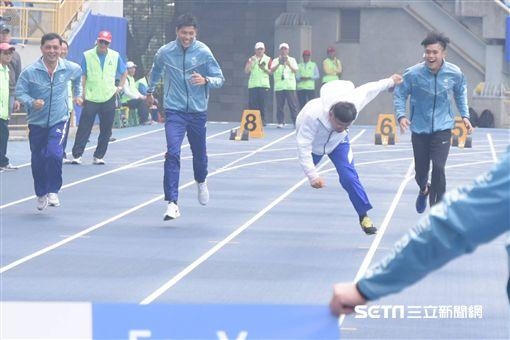 試跑世大運跑道 柯P爆摔吃土四連拍~~(以下開放合成)