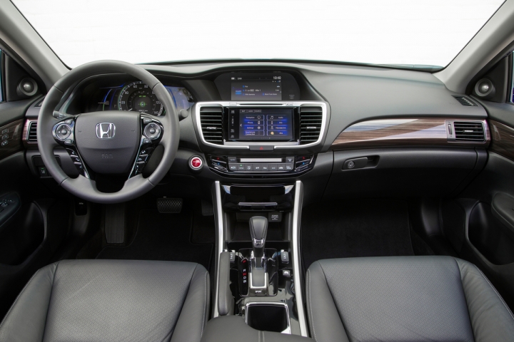 天啊 HONDA ACCORD HYBRID 179.9萬 竟然完銷 連展示車 試乘車全國都沒有了